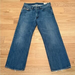 Diesel Quratt Classic Straight-Leg Jeans – Medium Wash (W24 L30)